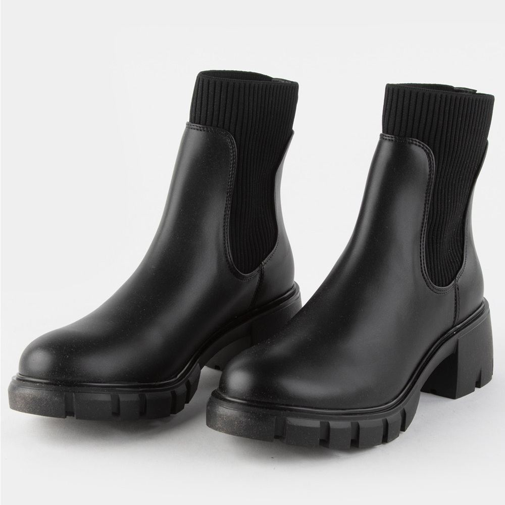 Steve Madden Hayle Lug Sole Boot NEW in box
